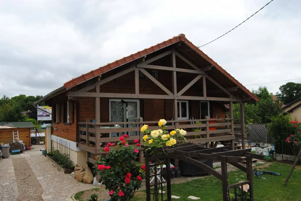 Maison en bois avec terrasse ouverte en bois et gouttière assorti Toits et Moi
