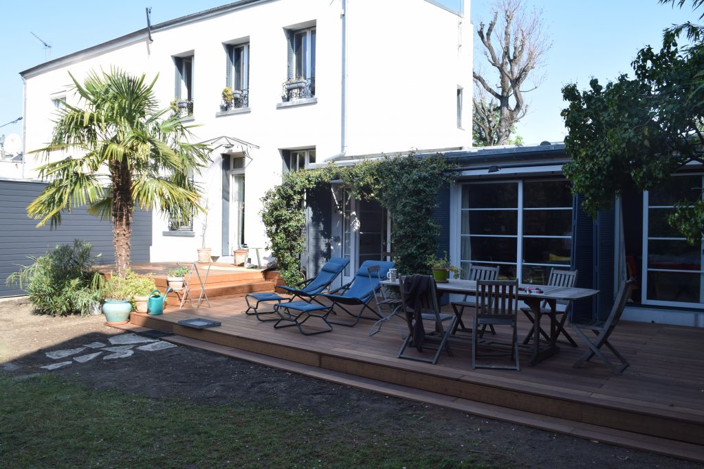 Terrasse en parquet extérieur avec chaises longue et jardin aménagé par Toits et Moi