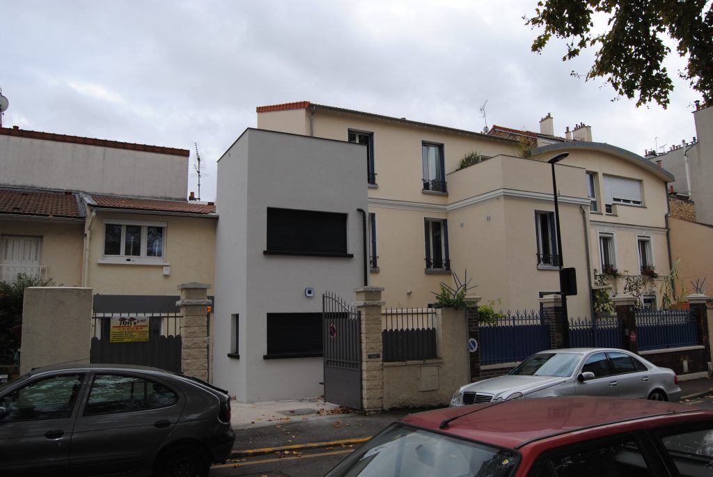 Maison avec façade en gris et crème après la rénovation Toits et Moi