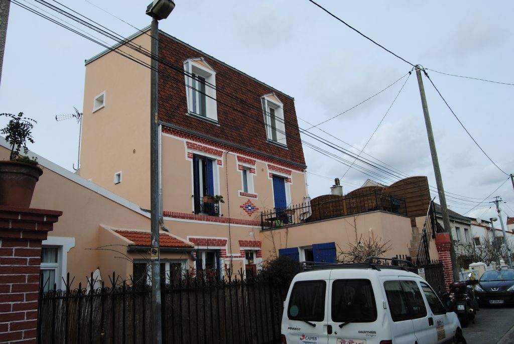 Grande maison au style traditionnel avec peinture fraiche et carreau décoratif