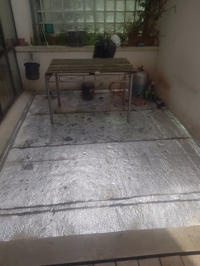 Petit balcon avec sol en feuille d'aluminium avant la rénovation Toits et Moi