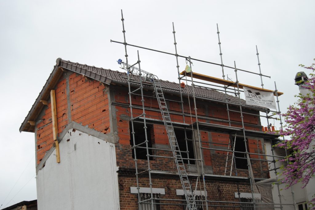 Grande maison en travaux avec échafaudage Toits et Moi