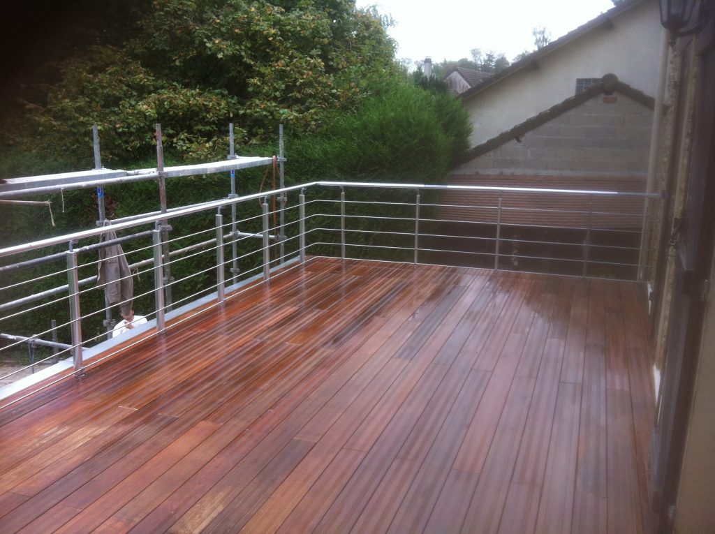 Terrasse a l'étage en bois avec barrière en métal