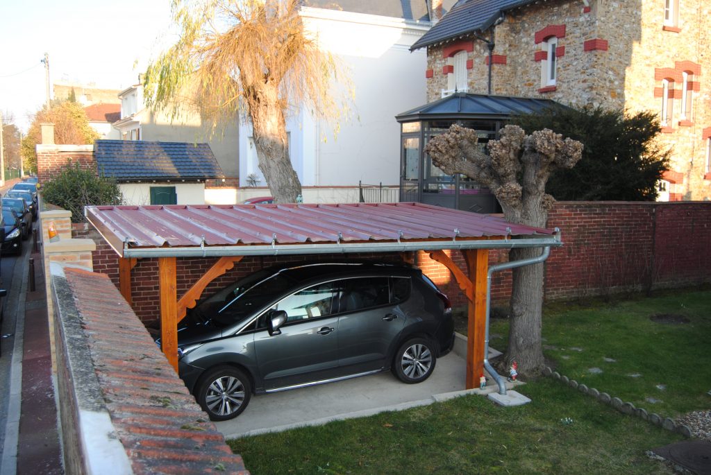 Abris pour voiture en bois et tôle rouge construit par Toits et Moi