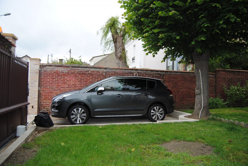 Photo d'un espace parking a domicile ouvert avant l'aménagement de Toits et Moi