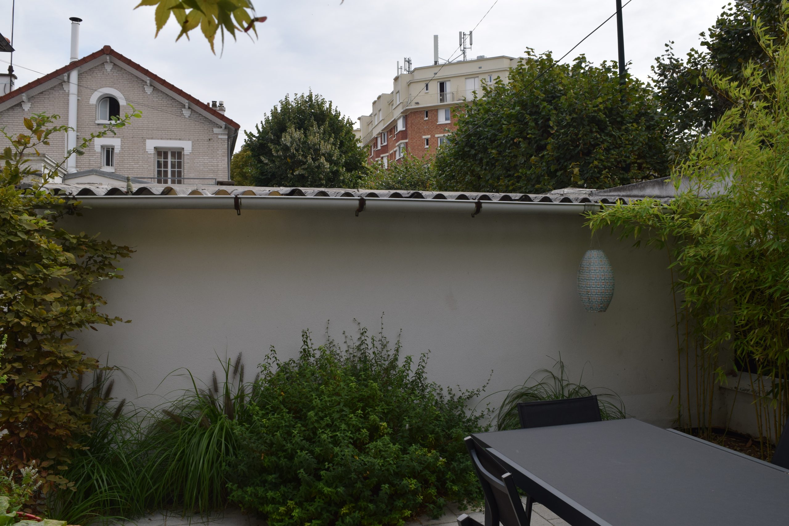 Petite maison avec terrasse intérieur fleuri