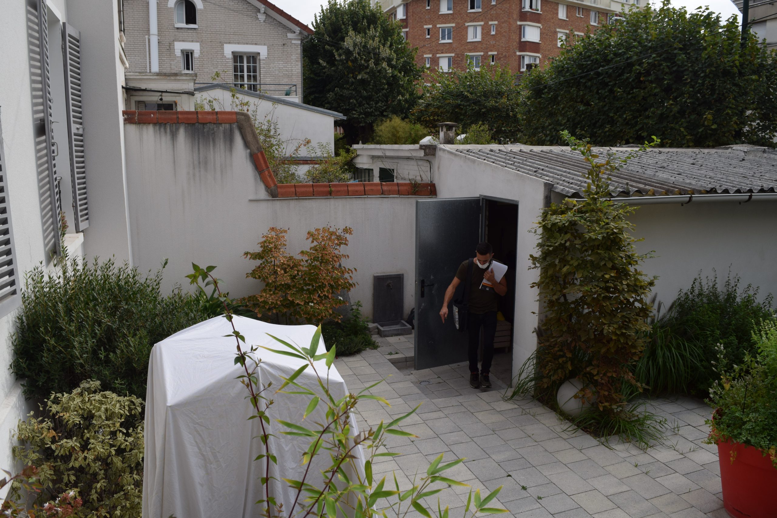 Ingénieur sortant d'une pièce donnant sur l'extérieur